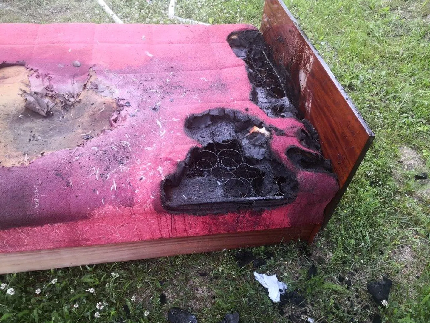 Pala vabatahtlikud päästjad tõid põlengust välja suitsuga magama jäänud mehe, kelle meedikud elule turgutasid. Pildil korterist välja toodud voodi.