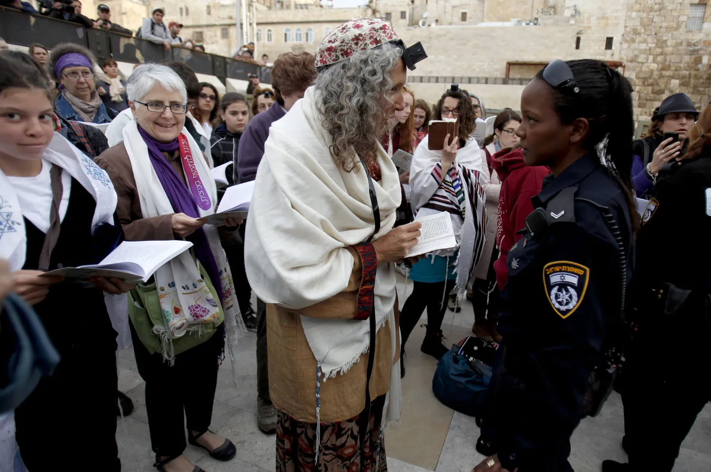 Iisraeli naispolitseinik räägib Nutumüüri ääres palvemantleid ja - rihmu kandvate naistega.