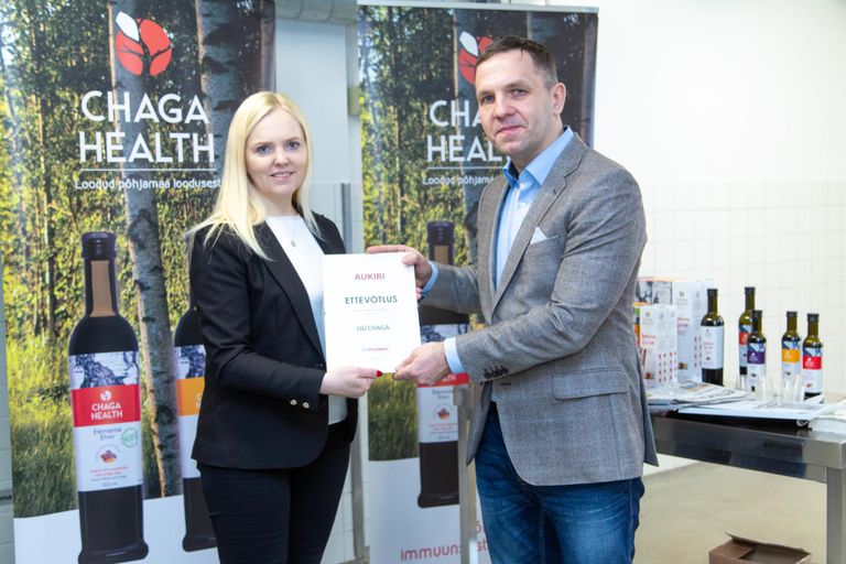 OÜ Chaga Health juhti Siim Kabritsat õnnitles ka aasta ettevõtte konkursi korraldanud Lõuna-Eesti Postimehe peatoimetaja Sirli Homuha.