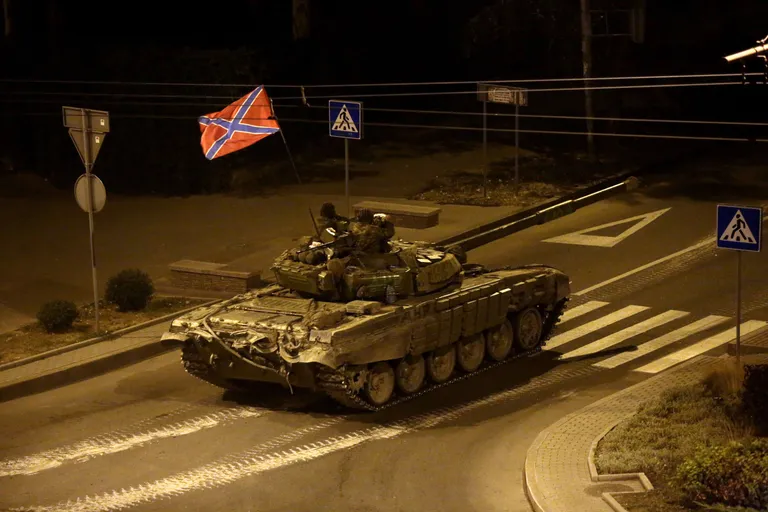 Танк с флагом «Новороссии» едет по центральной улице Донецка. 23 августа 2014 г.
AFP PHOTO/MAX VETROV