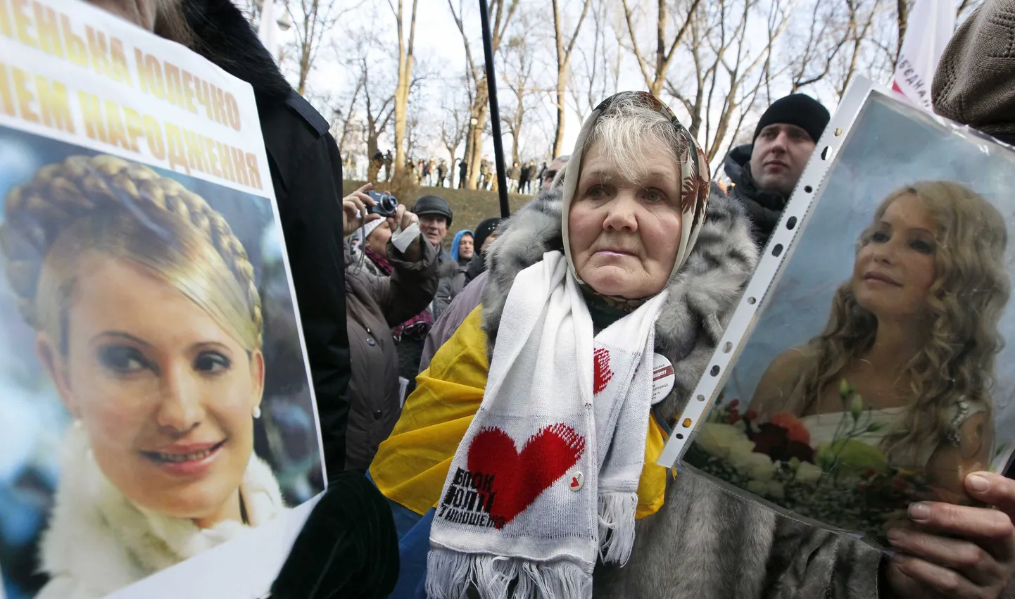 Julia Tõmošenko vabastamist nõudev meeleavaldaja eile Kiievis.