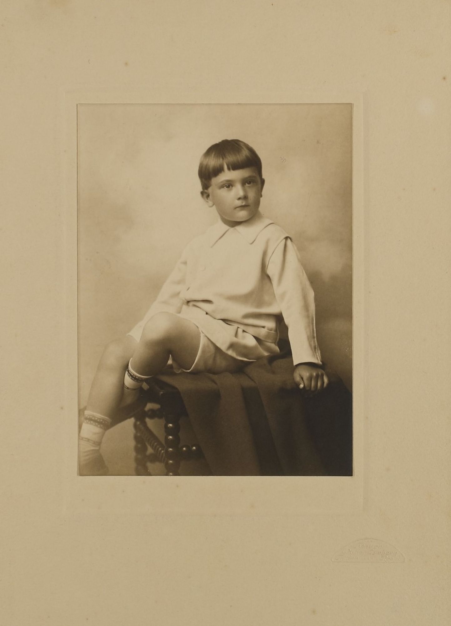 5-aastane Jaan Kross 1925. aastal Walter Lembergi fotoateljees Tallinnas (ERA.5637.1.19).