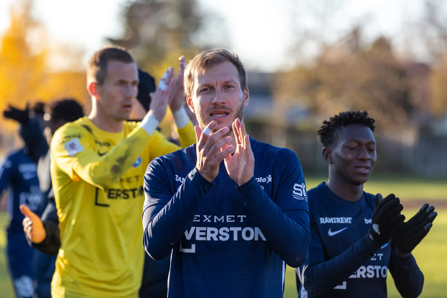 Paide Linnameeskonna mängijad tänavad kõiki pöidlahoidjaid.