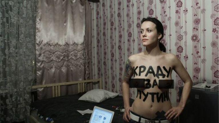 Активистка FEMEN перед акцией. 