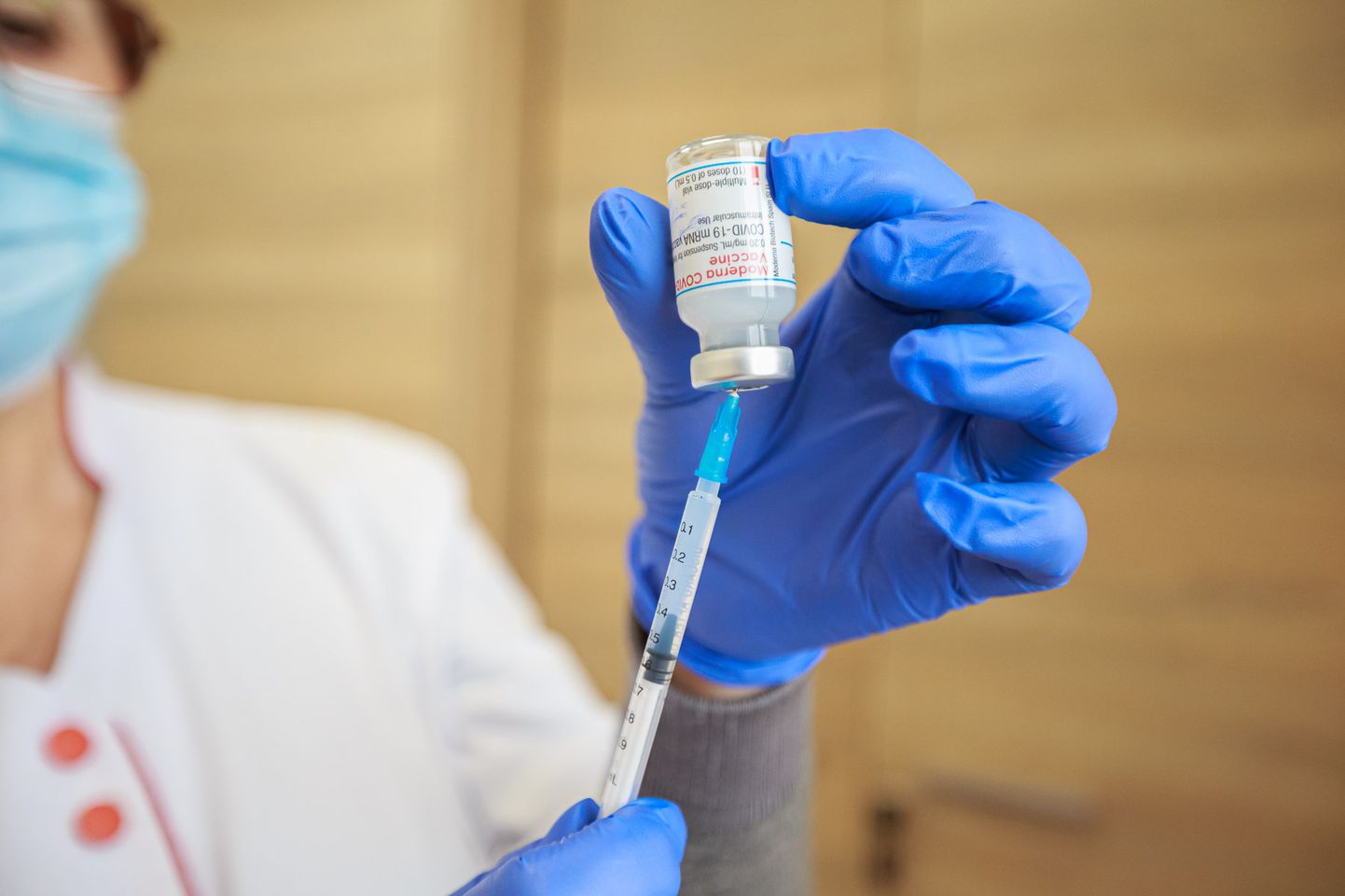 В выходные дни 27-28 марта большая кампания по вакцинации прошла в Нарве. За два дня дозу "Модерны" получили 516 пожилых человек в центре вакцинации в городской больнице и еще 320 - в Нарвском центре семейных врачей.