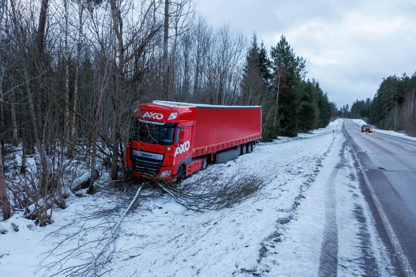 Kraavi sõitnud veok Valgamaal Mustumetsa külas.