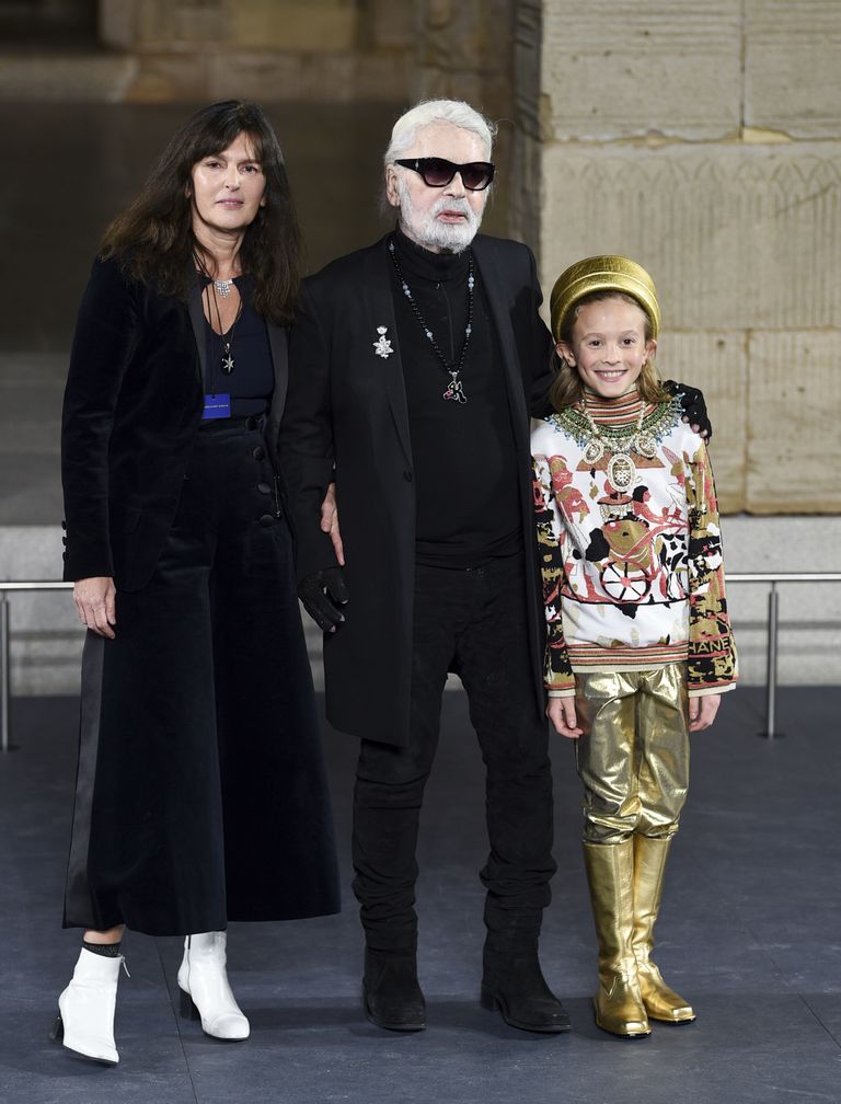 Moelooja Karl Lagerfel (keskel) koos oma ristipoja Hudson Kroenigiga (paremal) ja elukaaslasega 4. detsembril Chanelo moeetendusel New Yorgis