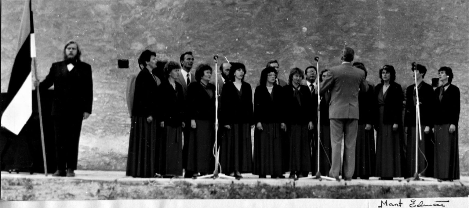 Kergemuusikakoor Solare laulmas 14. juunil 1988 Rakvere linnuses, dirigent Jarmo Kiik, lipuga Tiit Alte.