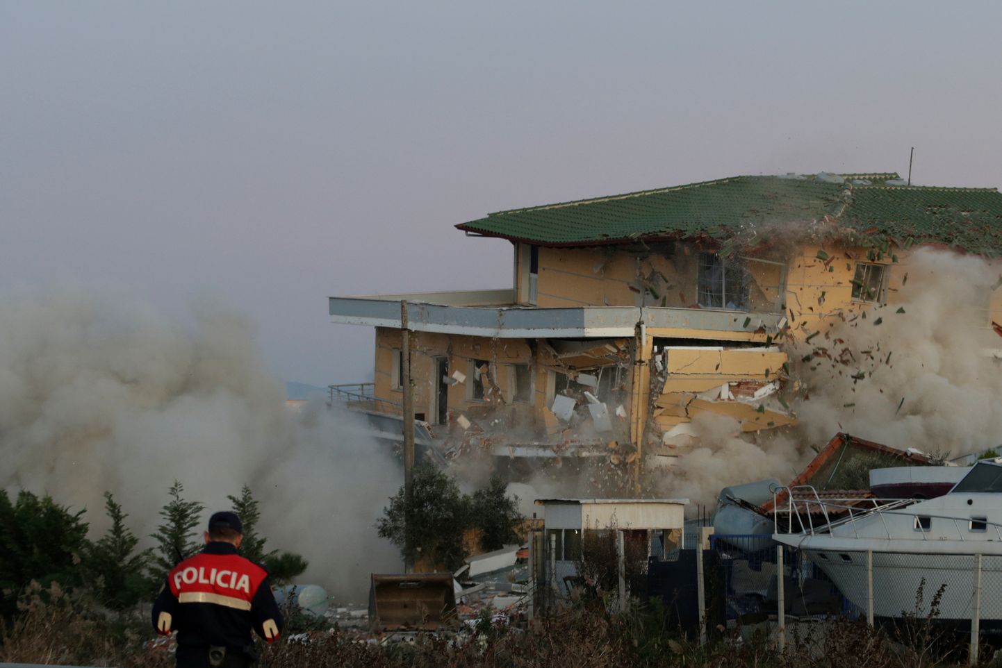 Maavärin oli Albaanias viimaste kümnendite ohvriterohkeim.  Pildil kasutas Albaania kaitsevägi lõhkas maja, mida oli maavärin eluohtlikuks teinud.