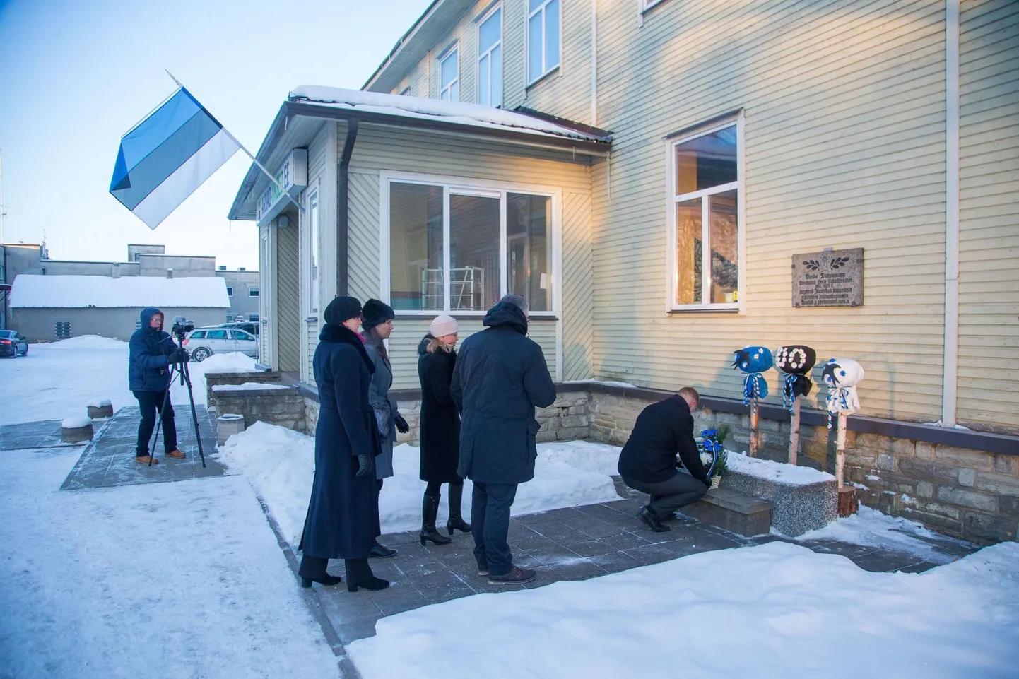Mälestushetked Paides vana rahvamaja ees. FOTO: Dmitri Kotjuh