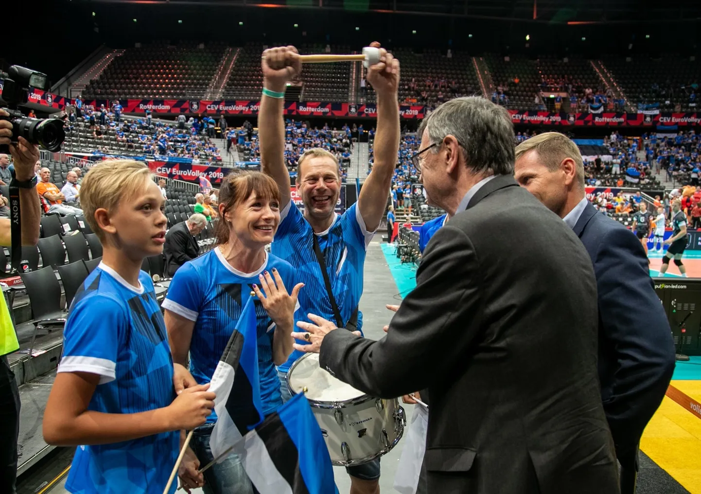 Eesti võrkpallifännid, CEVi president Aleksandar Boricic ja CEVi asepresident Hanno Pevkur.