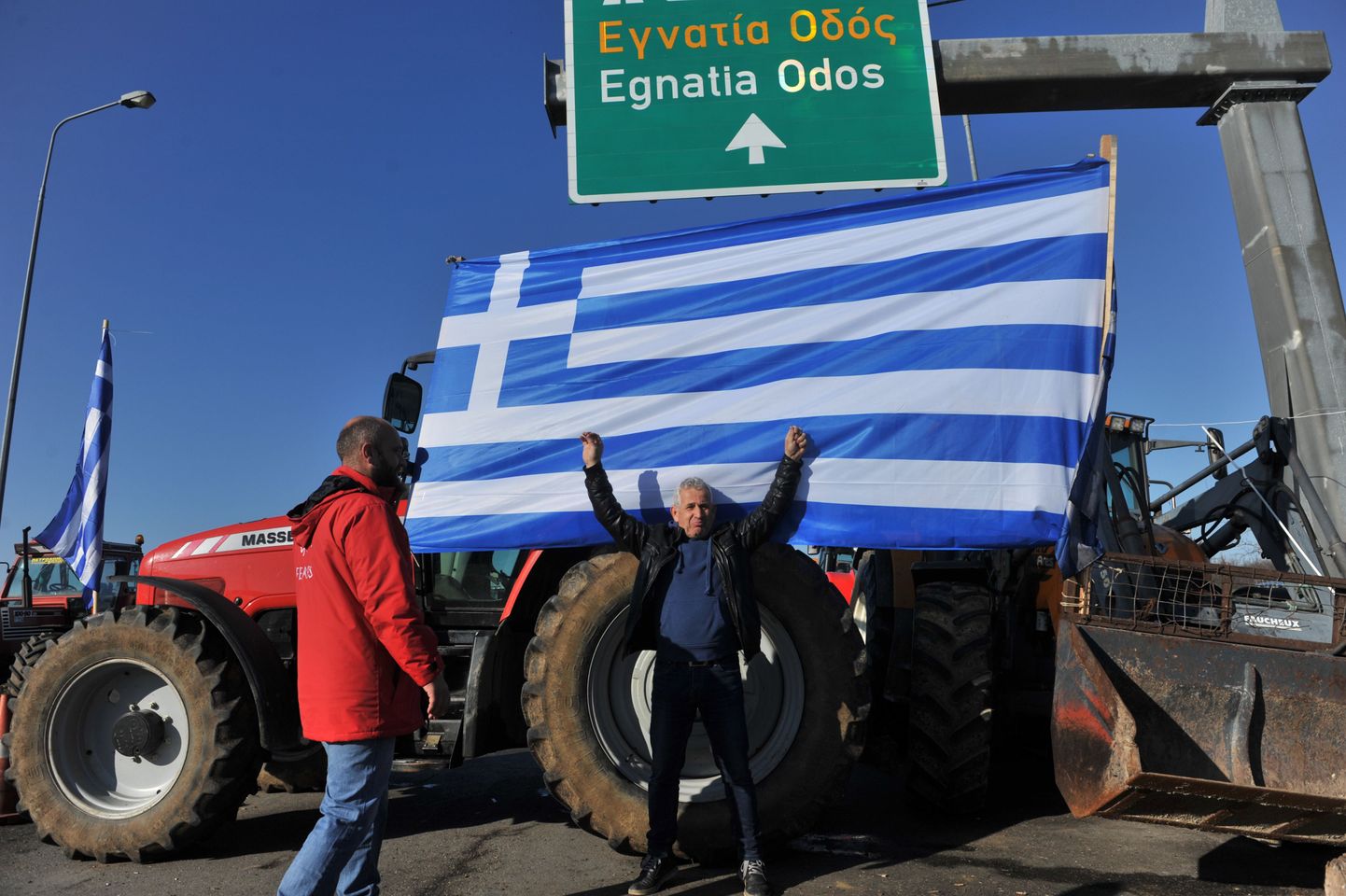 Kreeka farmer traktoriga protestiks pensionireformi vastu Türgi piiripunkti blokeerimas. Reformidest ja protestidest räsitud Kreeka majandus on jätkuvalt ELi punane latern.