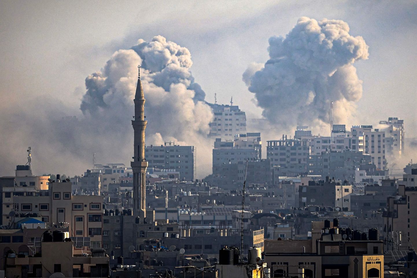 Дым над сектором Газа после ударов авиации Израиля по объектам ХАМАС, 12 октября 2023 года.