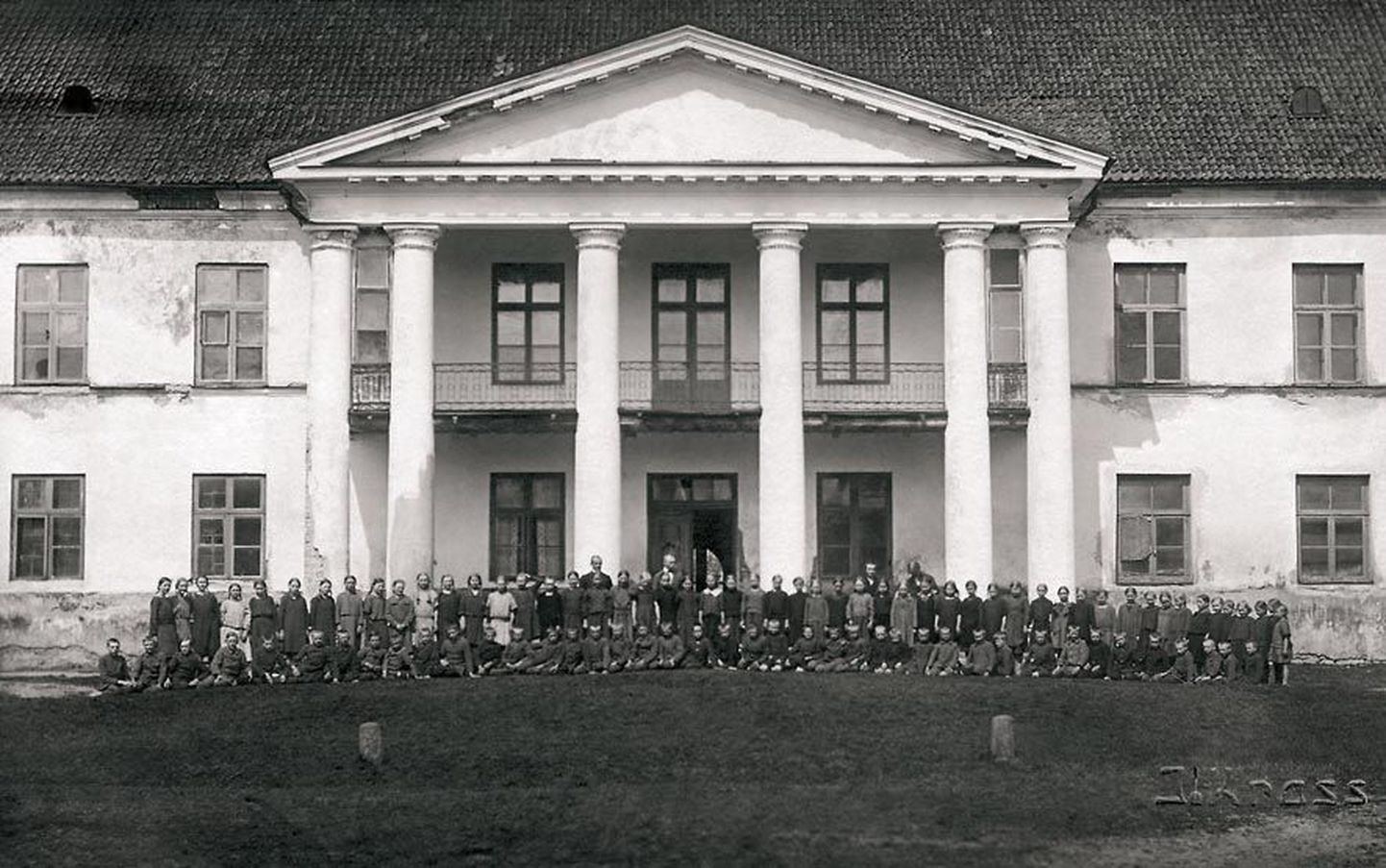 Kirna rüütlimõis. Endist häärberit kasutati enne teist ilmasõda koolimajana. Sellel fotol ongi näha kogu kooliperet maja ees emadepäeval. 1925