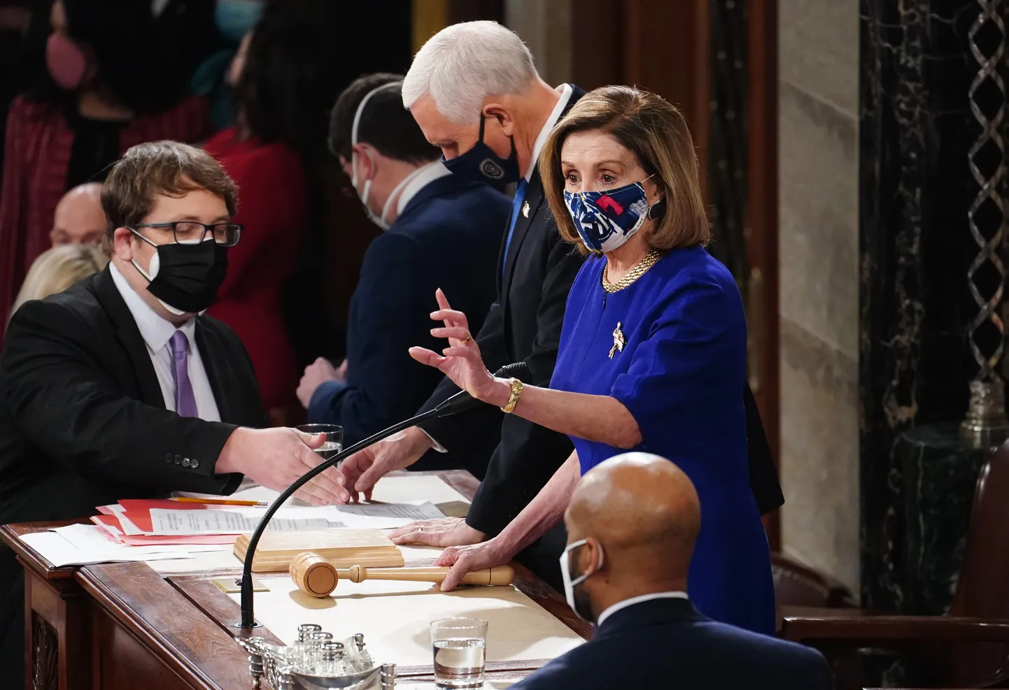 Esindajatekoja esimees Nancy Pelosi ja asepresident Mike Pence katkestatud istungil.