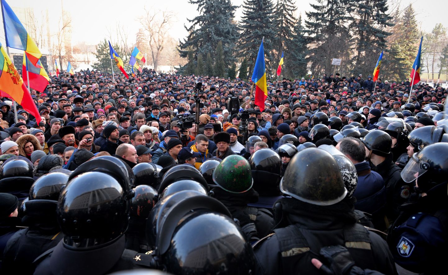 Meeleavaldajad ja korrakaitsjad 22. jaanuaril Chișinăus parlamendihoone juures.