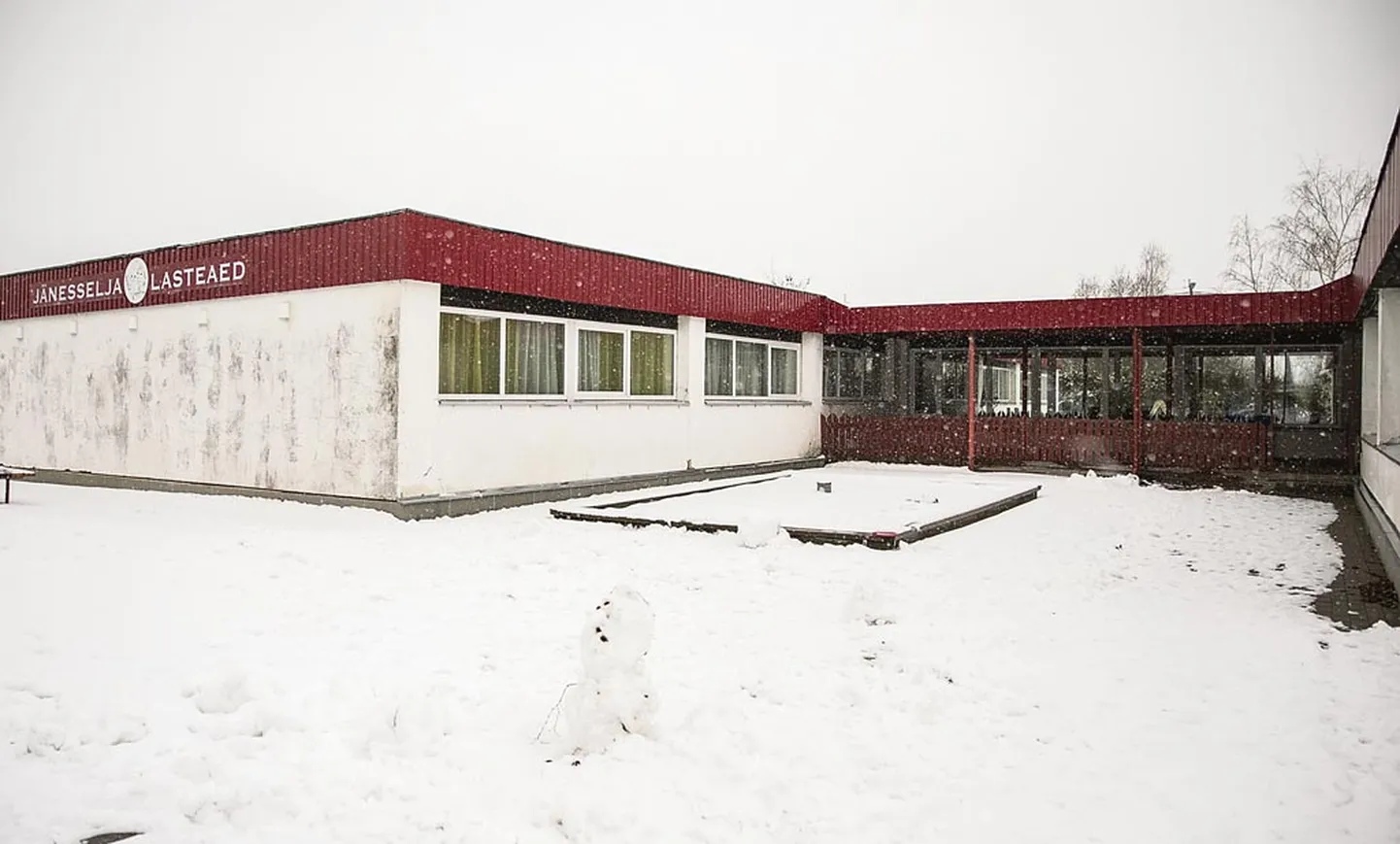 Hullematel hommikutel on Jänesselja lasteaia rühma ukse eest tulnud koristada okseloike ja mängualadelt klaasikilde.
