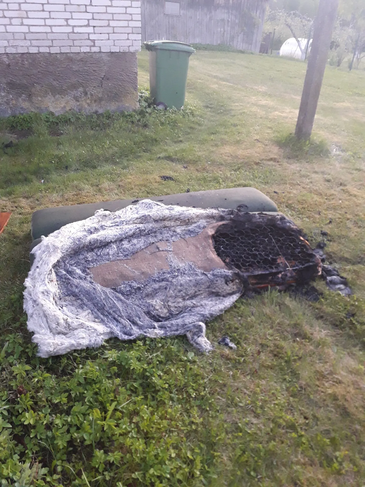 Põlenud voodi visati hoonest välja ja kustutati.