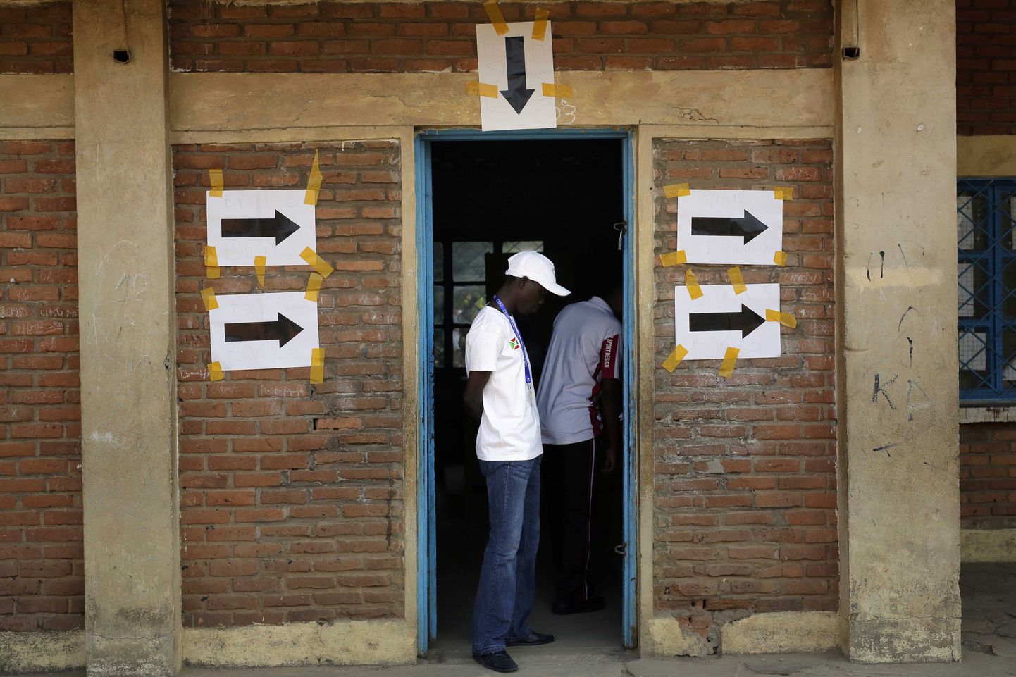 Valimisametnik ootab pealinnas Bujumburas hääletajaid.