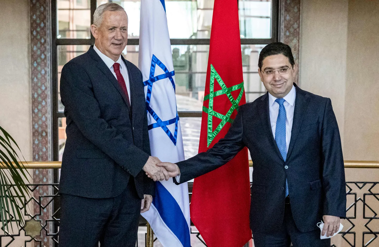 Maroko välisminister Nasser Bourita surumas kätt Iisraeli kaitseministri Benny Gantziga 24. novembril 2021 pealinnas Rabatis.