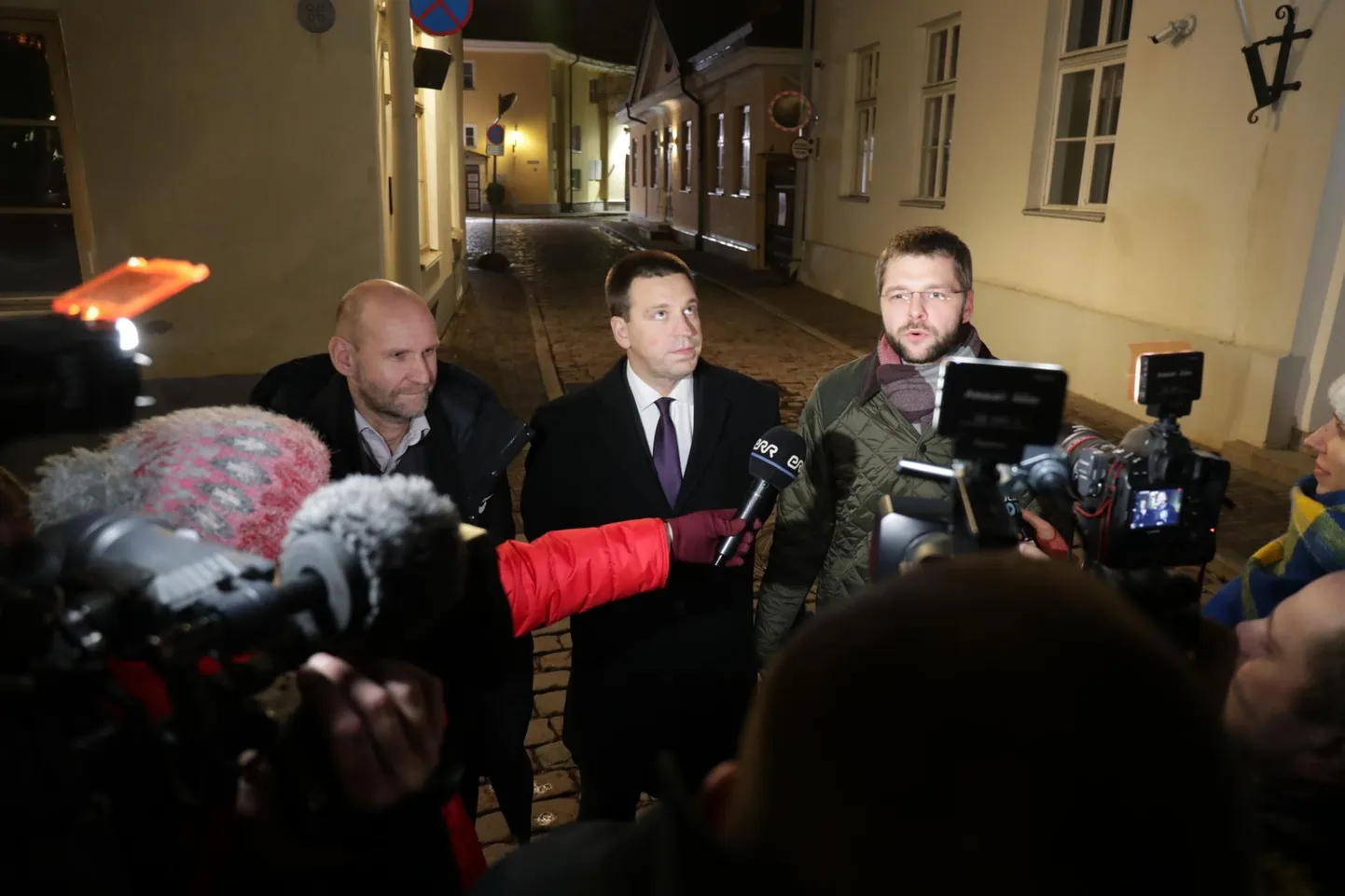 Isamaa esimees Helir-Valdor Seeder, peaminister Jüri Ratas ja SDE esimees Jevgeni Ossinovski eile pärast kõnelusi valitsuskriisi lahendmiseks ajakirjanike küsimustele vastamas.