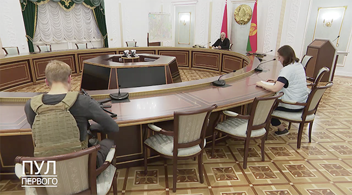 Александр Лукашенко в зале сазеданий с сыном Колей и пресс-секратерем.