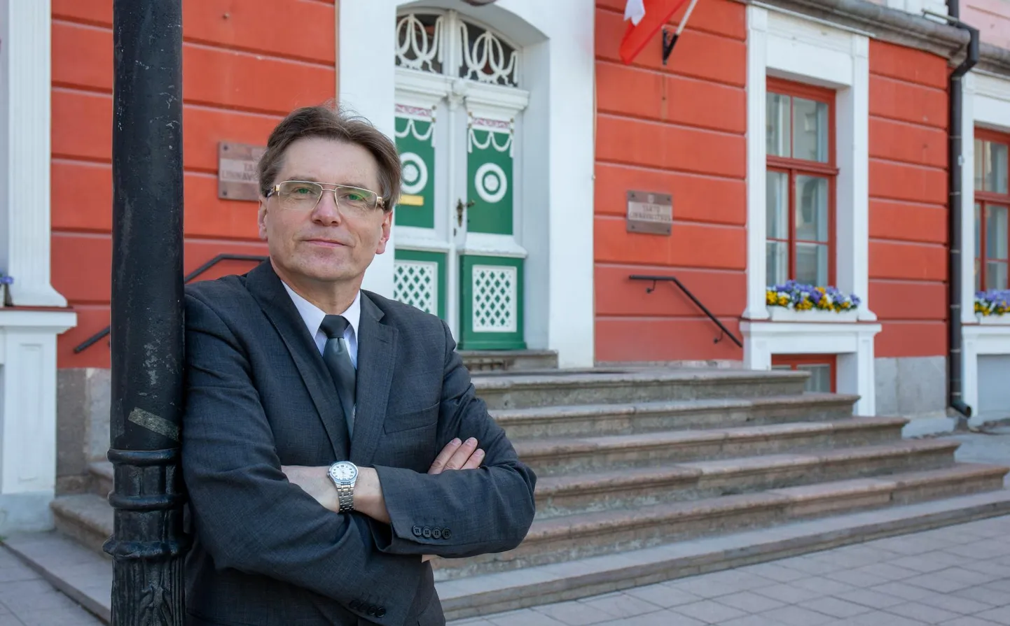 Nüüdseks juba endine EKRE piirkonnajuht Indrek Särg ütleb, et Helmed ajavad segamini erakonna huvid ja oma perekonnaasjad.