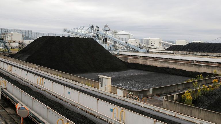 Угольные терриконы рядом с ТЭС в Хекинане на острове Хонсю