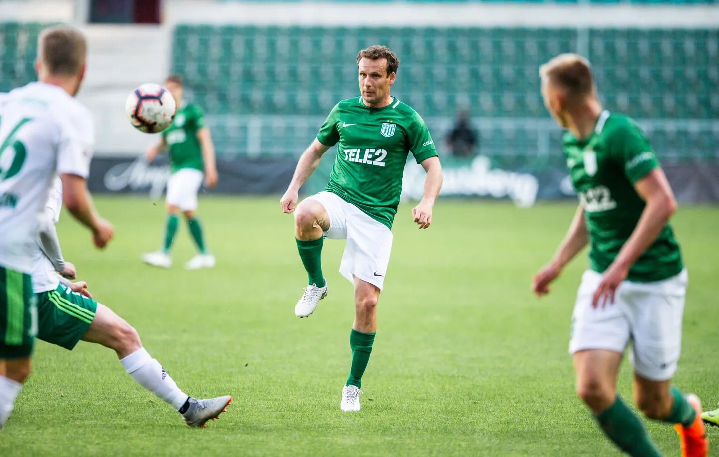 Kogenud koondislane Konstantin Vassiljev (vasakul) ja debütant Vlasi Sinjavski eilses Flora - Levadia mängus.