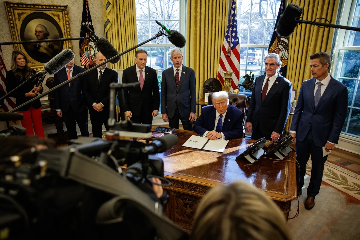USA president Donald Trump rääkimas ajakirjanikele Valge Maja ovaalkabinetis, allkirjastades 14. veebruaril üht oma täitevkorraldust. Foto on illustratiivne.