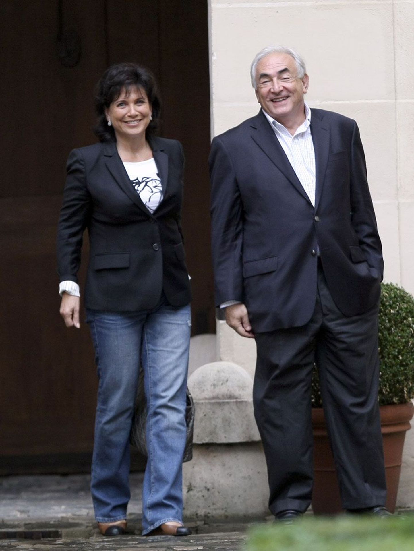 Dominique Strauss-Kahn koos naise Anne Sinclairiga eile oma koduõuel Pariisis.