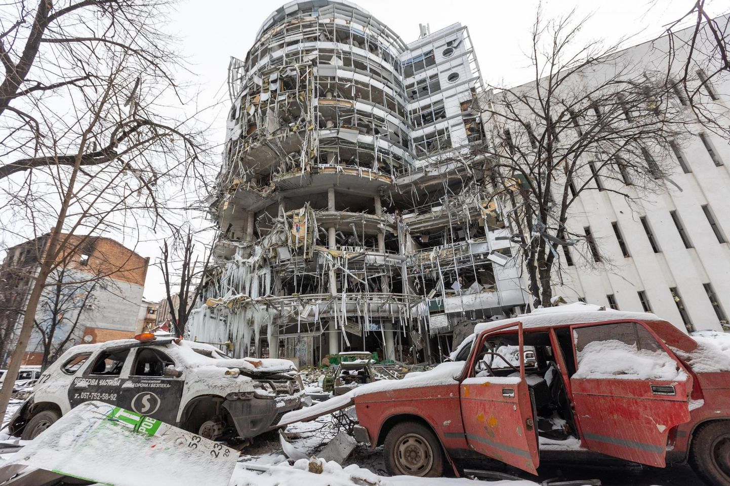 Vene armee poolt puruks pommitatud hoone Harkivi kesklinnas.