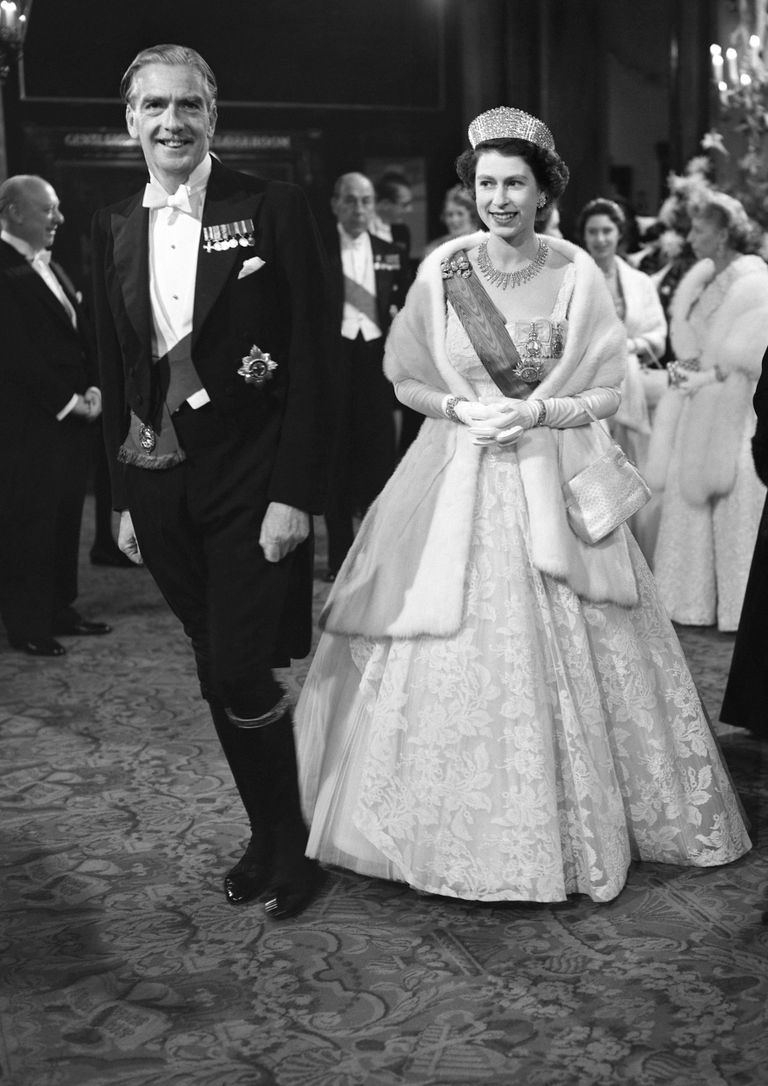 Kuninganna Elizabeth II ja peaminister Sir Anthony Eden Kuninglikus ooperimajas, Londonis. (27.10.1955).