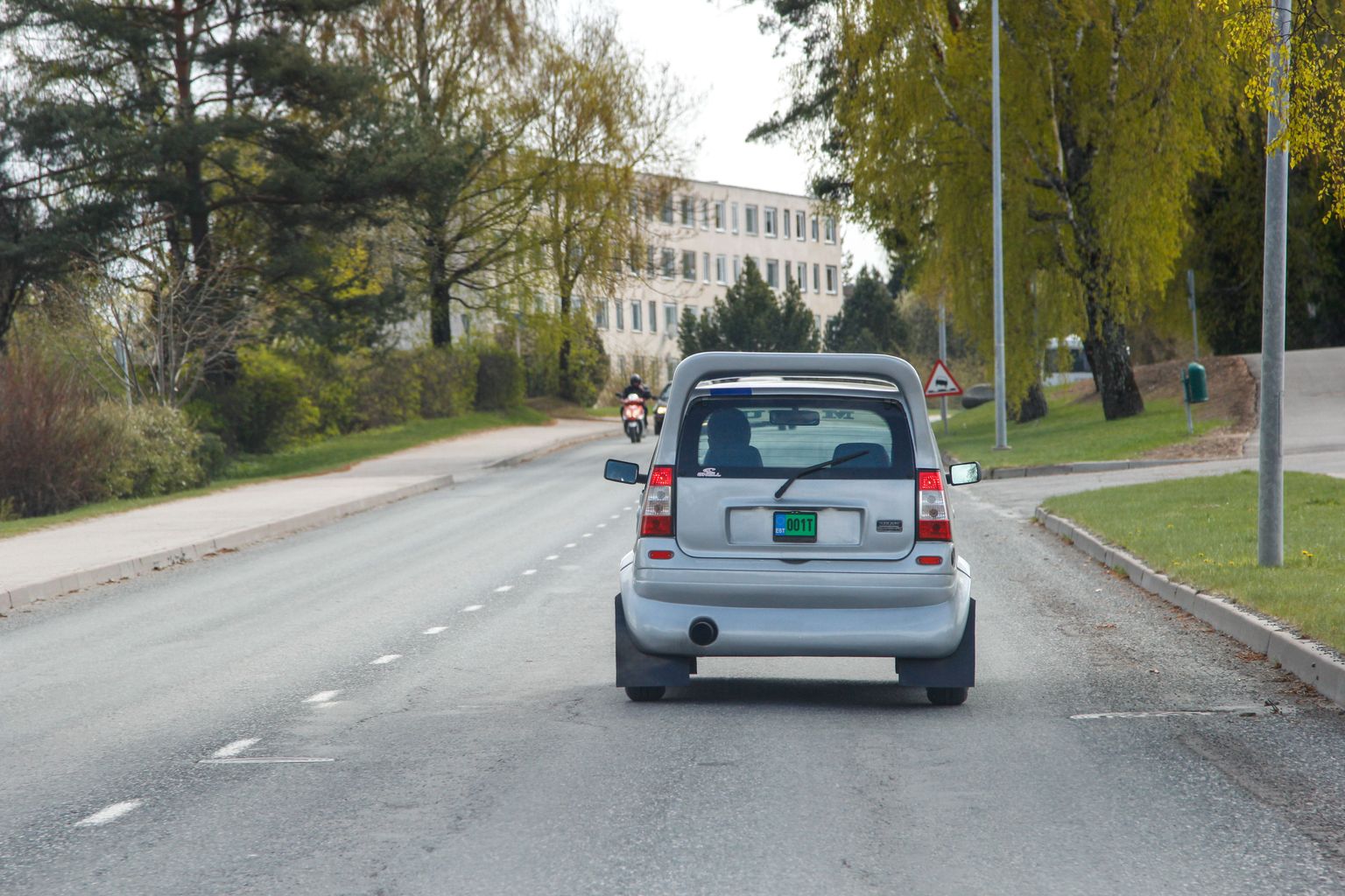 Mopeedautosid on Eesti tänavatel aina enam, kuid need häirivad aeglase sõidukiiruse pärast teisi liiklejaid.