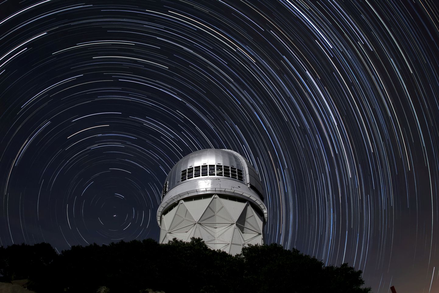 Nicholas U. Mayalli neljameetrise läbimõõduga teleskoop Kitt Peaki observatooriumis USAs. Just seal observatooriumis avastasid meist väga lähedalt mööduva Apophise 19. juunil 2004 astronoomid Roy Tucker, David Tholen ja Fabrizio Bernard.