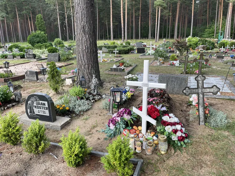 Virve-Elfriide Kösteri haud. Rohkem tuntud kui rahvalaulik Kihnu Virve.