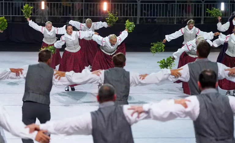 XXVII Vispārējo latviešu Dziesmu un XVII Deju svētku latviešu skatuviskās dejas lielkoncerts "Balts" Arēnā Rīga.
