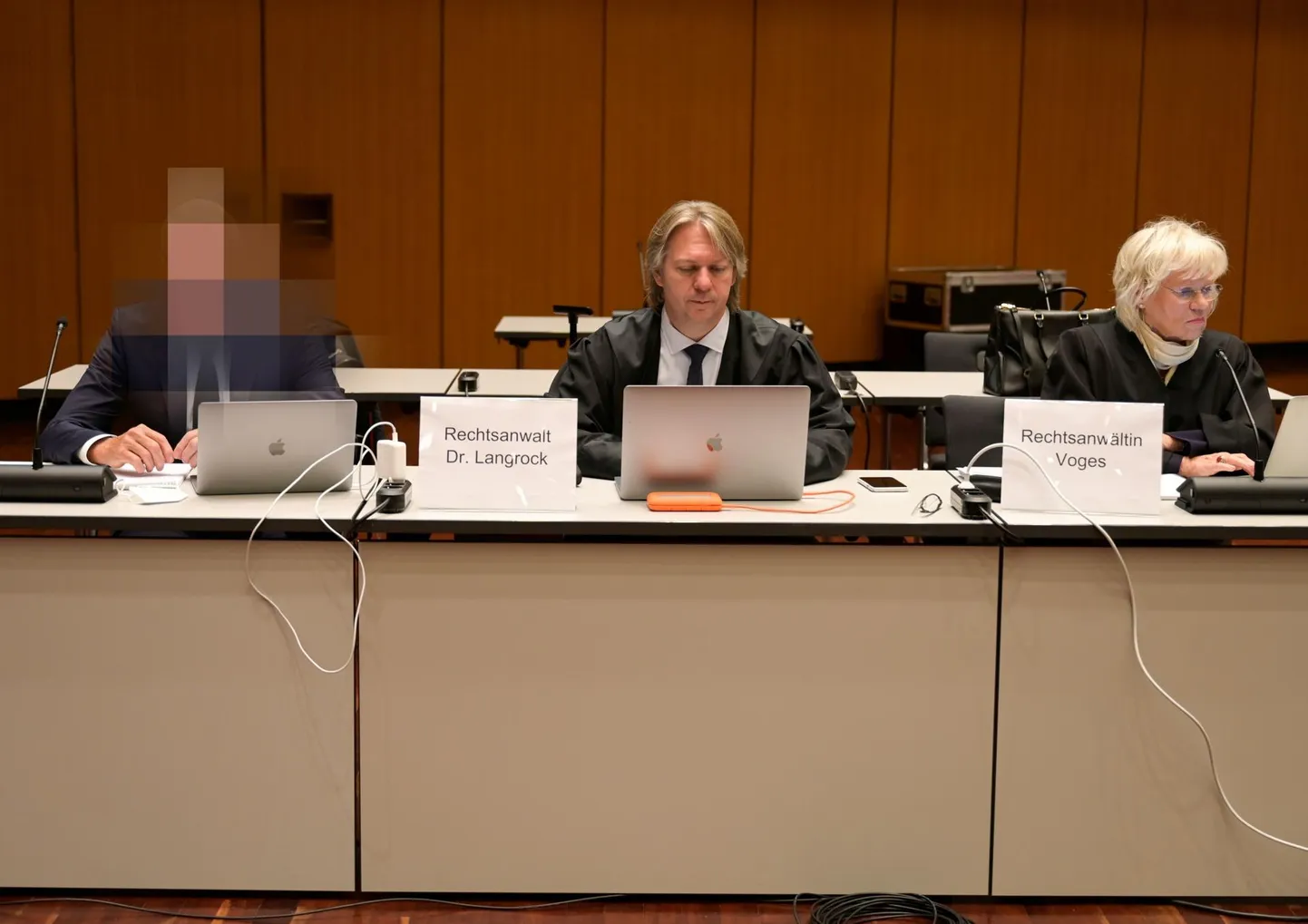 Volkswageni endine tippjuht ja tema kaitsjad Marc Langrock ja Annette Voges 16. septembril Saksamaal Braunschweigis alanud kohtuistungil. Süüaluse nägu on varjatud privaatsusnõuete tõttu.