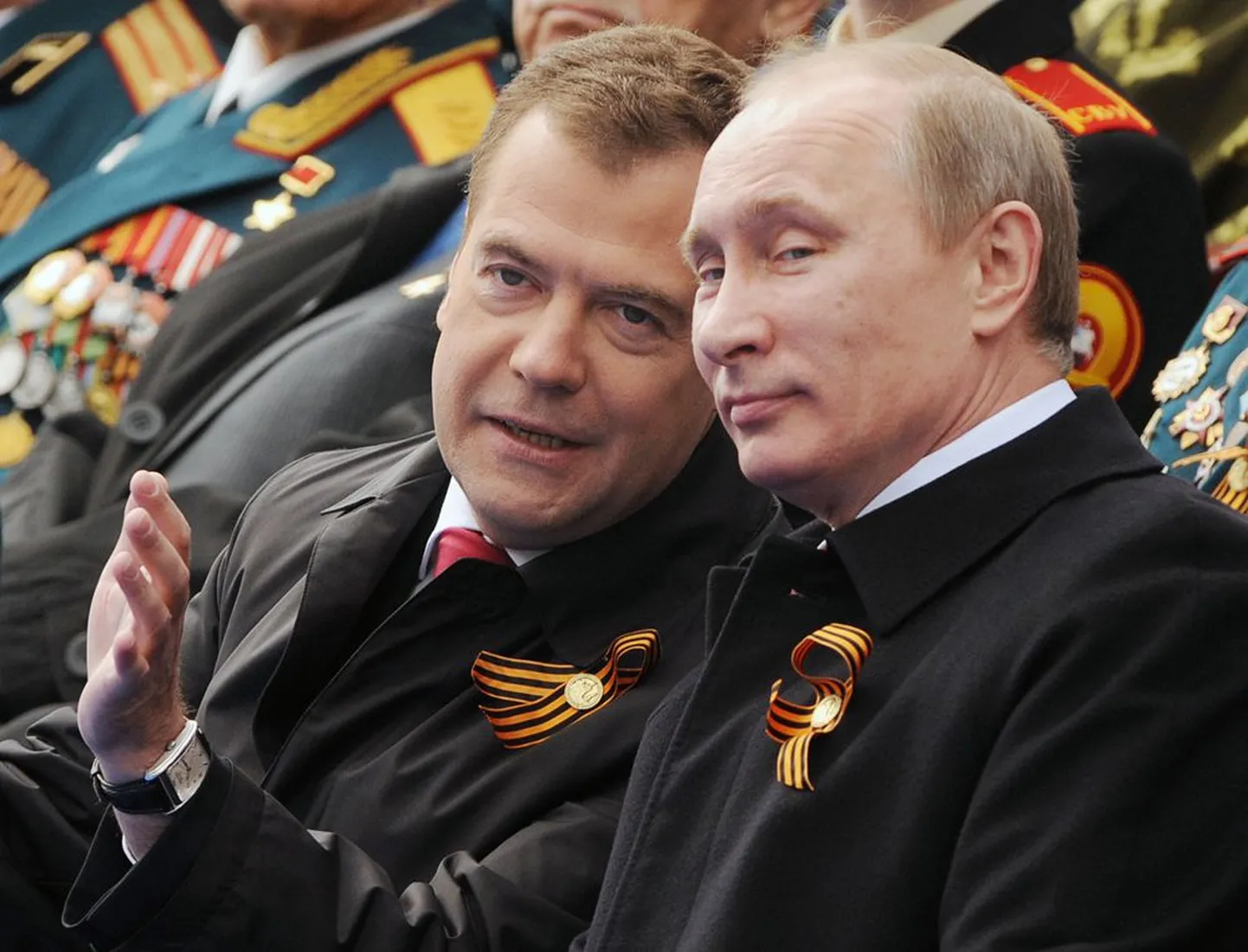 President Dmitri Medvedev (vasakul) ja peaminister Vladimir Putin pole oma tulevikuplaane avalikustanud. Vene meedia hinnangul tähendab Medvedevi jõuetu esinemine üleeilsel pressikonverentsil, et järgmine riigipea valitakse kulisside taga.