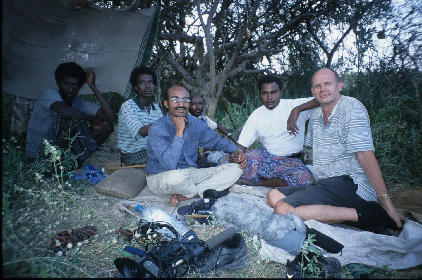 Maailmafilmi esimesel seansil tuleb ERMi näitusemajas vaatajate ette Norra film «Kahe vahel – Etioopia afarid». Siinses kaadris on koos kohalikega üks režissööre, Addis Abeba ülikooli dotsent Getachew Kassa (esiplaanil vasakult), rahu- ja julgeolekuohvitser Hussein Hayie ning režissöör, Norra professor Frode Storaas.