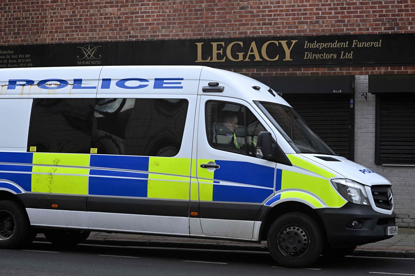 Briti politsei otsis 13. märtsil 2024 Hullis läbi matusebüroo Legacy Independent Funeral Directors, mida kahtlustatakse surnukehade hoidmise reeglite eiramises ja lahkunute peredele mitte nende lähedase, vaid kellegi teise tuha andmises.