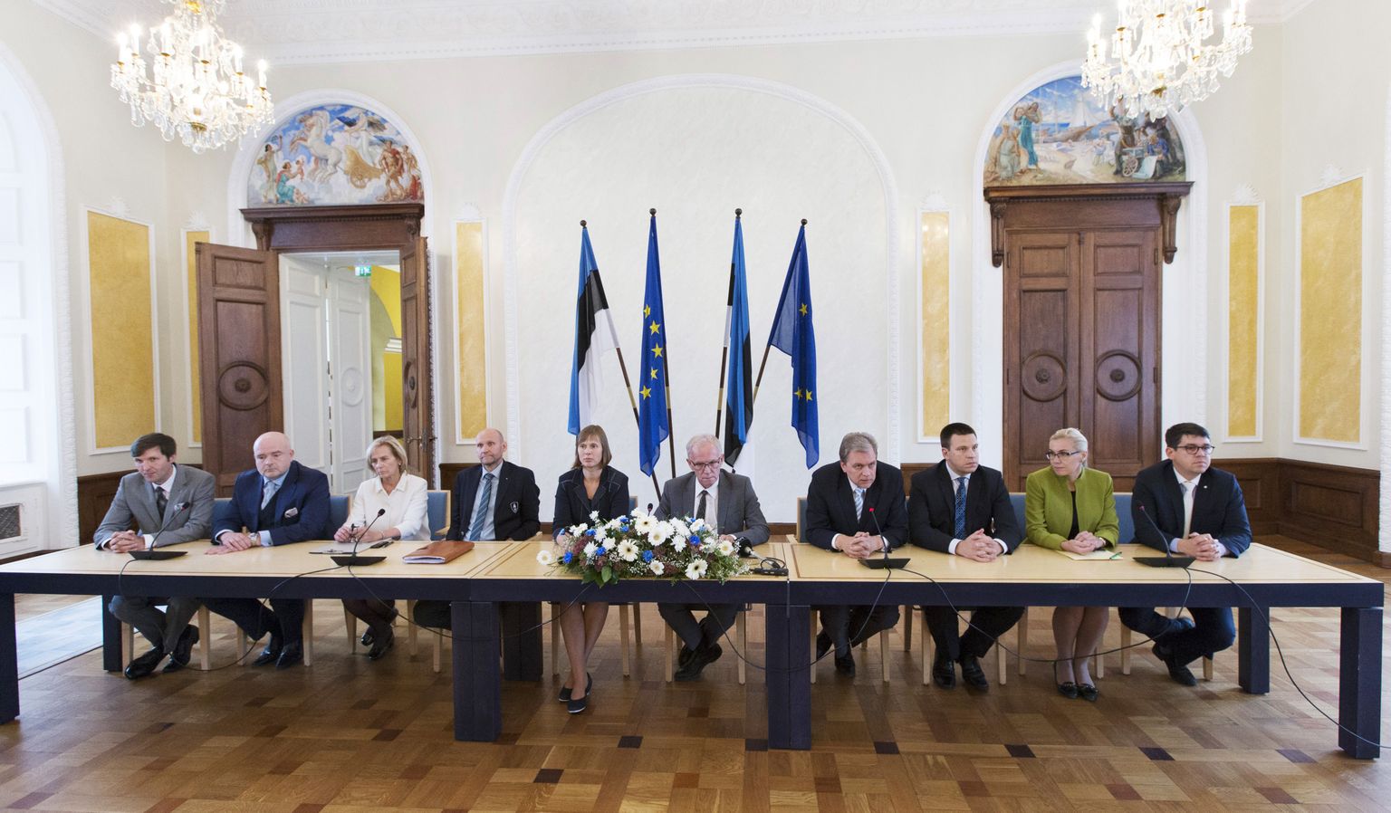 Meenutus kurva näoga riigikogu fraktsioonijuhtide ja Kersti Kaljulaidi kohtumisest mullu 28. septembril, kui valimiskogus oli riigipeavalimised nurjunud. Kaljulaid valiti presidendiks riigikogus 3. oktoobril.
