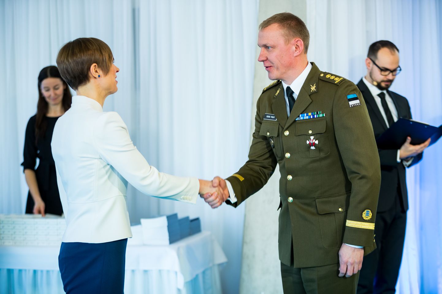President Kersti Kaljulaid ja Kotkaristi III klassi teenetemärgi saanud kolonel Veiko-Vello Palm.
