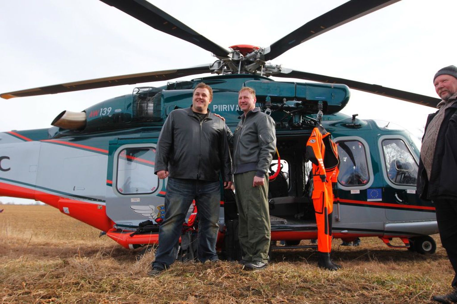 Kaido Höövelson piirivalve lennusalga helikopteri juures. Nii mõnigi huviline soovis kuulsa eestlasega pilti teha.