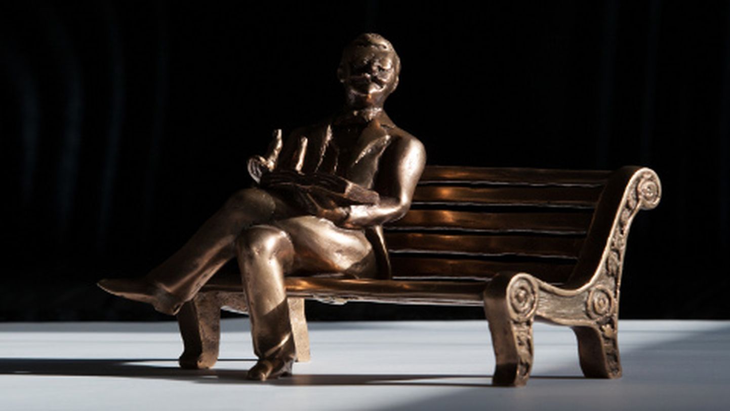 Aivar Simsonil on valminud pronksist kavandatava Bornhöhe monumendi eskiis, mis kujutab kirjanikuhärrat istumas pingil, raamat põlvedel.