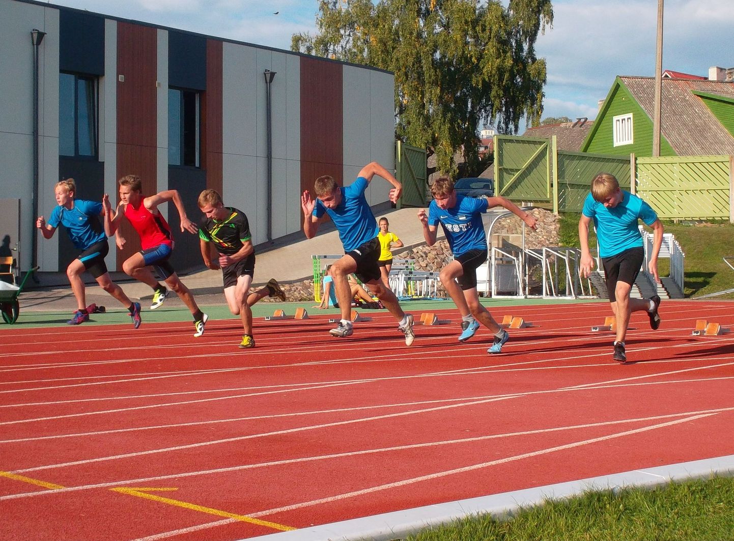 Kolmapäeval peeti Viljandis noorte sprinterite võistlust. Pilt on tehtud 1998. aastal sündinud noormeeste 100 meetri jooksult.
