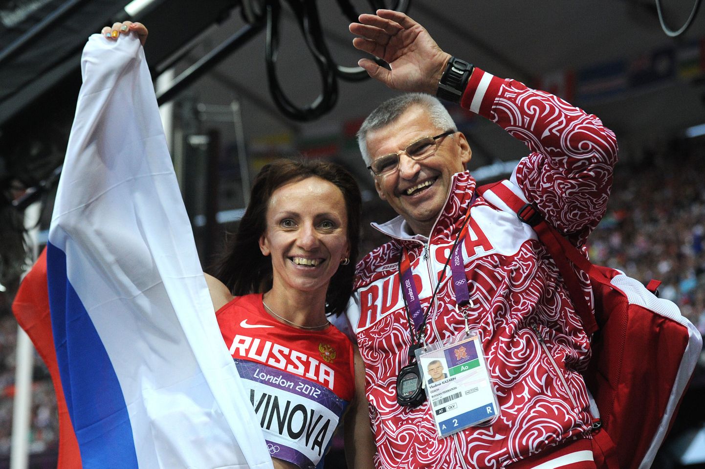 Treener Vladimir Kazarin (paremal) koos oma hoolealuse Maria Savinovaga pärast seda, kui Savinova tuli 2012. aastal Londonis olümpiavõitjaks.