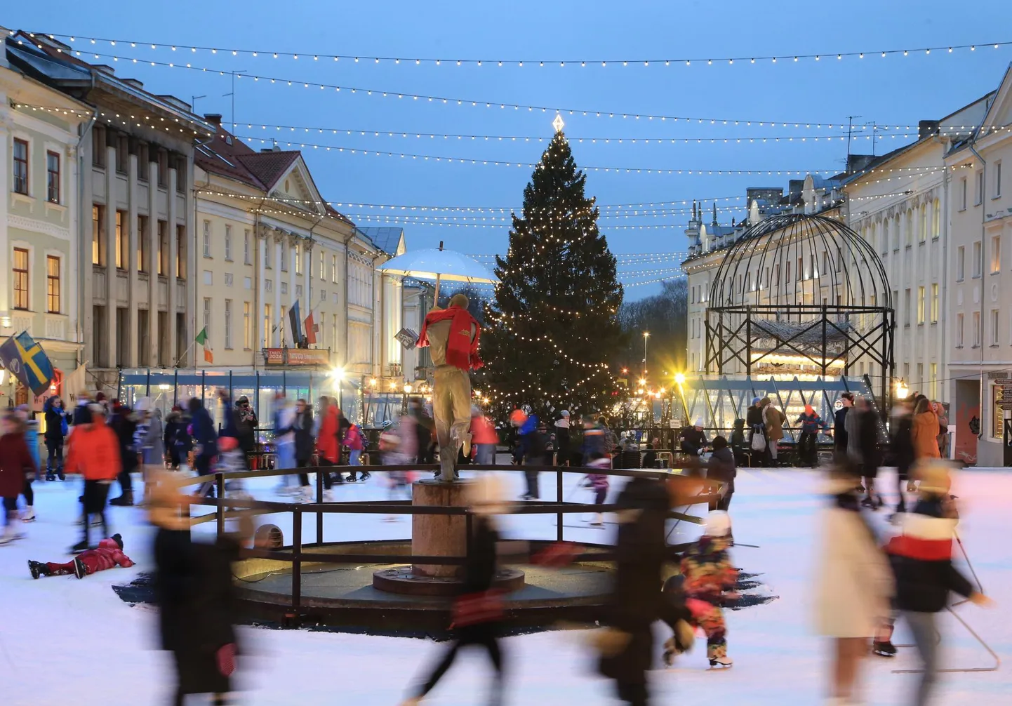 Ajal, mil soovitatakse aega veeta väljas, on linlased uisu­väljaku hästi vastu võtnud.