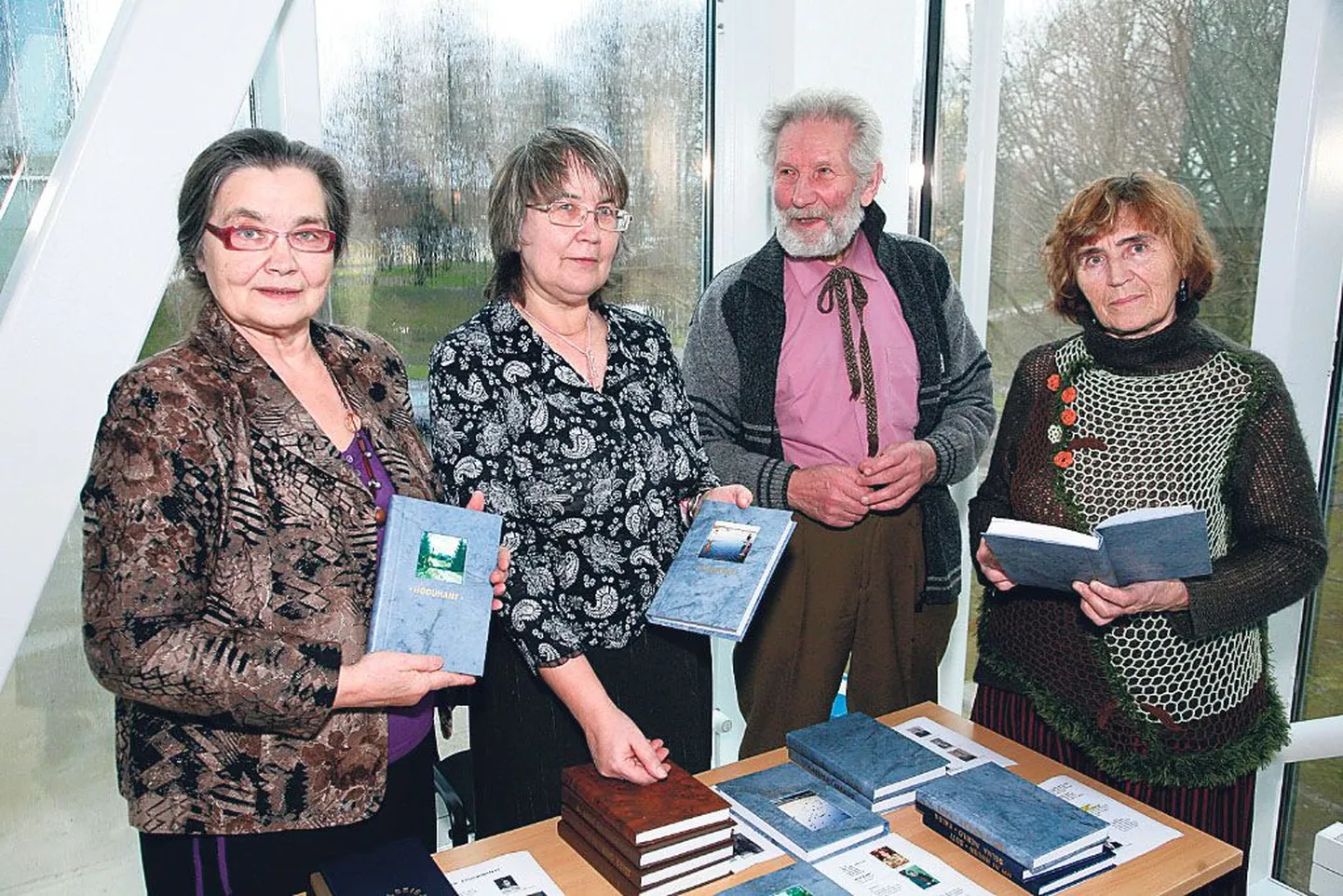 Vilve Kiisler (vasakul), Ester Kerge, Mart Liira ja Dora-Alviine Kesper esitlesid oma osalusel valminud kodulooraamatuid.