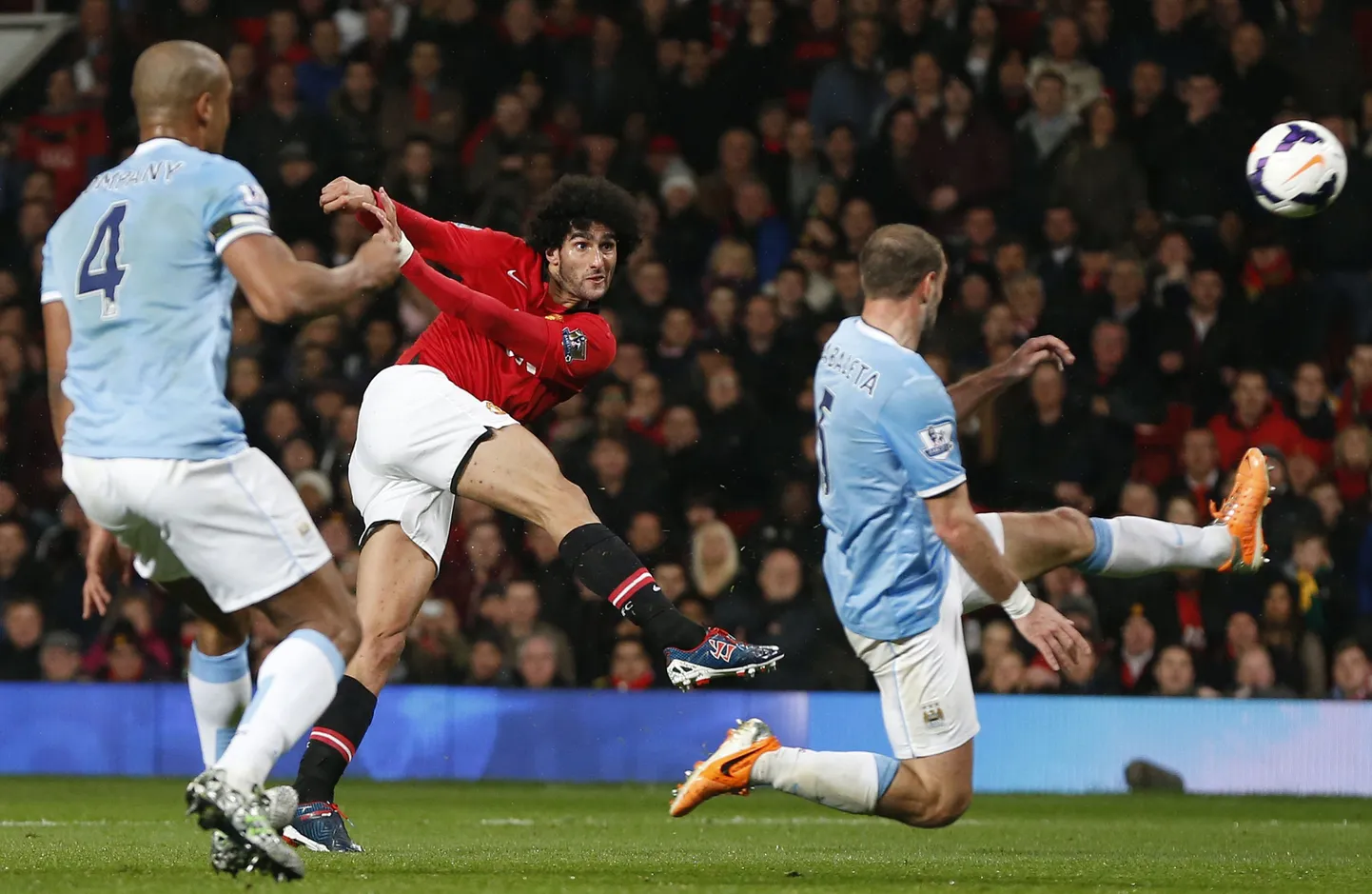 Marouane Fellaini (keskel).
